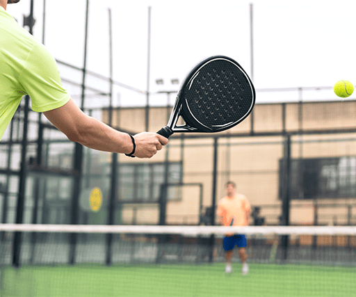 Fasilitas padel modern yang ramai dikunjungi