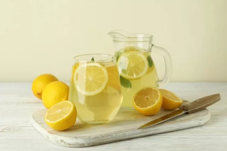 Minum Air Hangat dengan Lemon di Pagi Hari