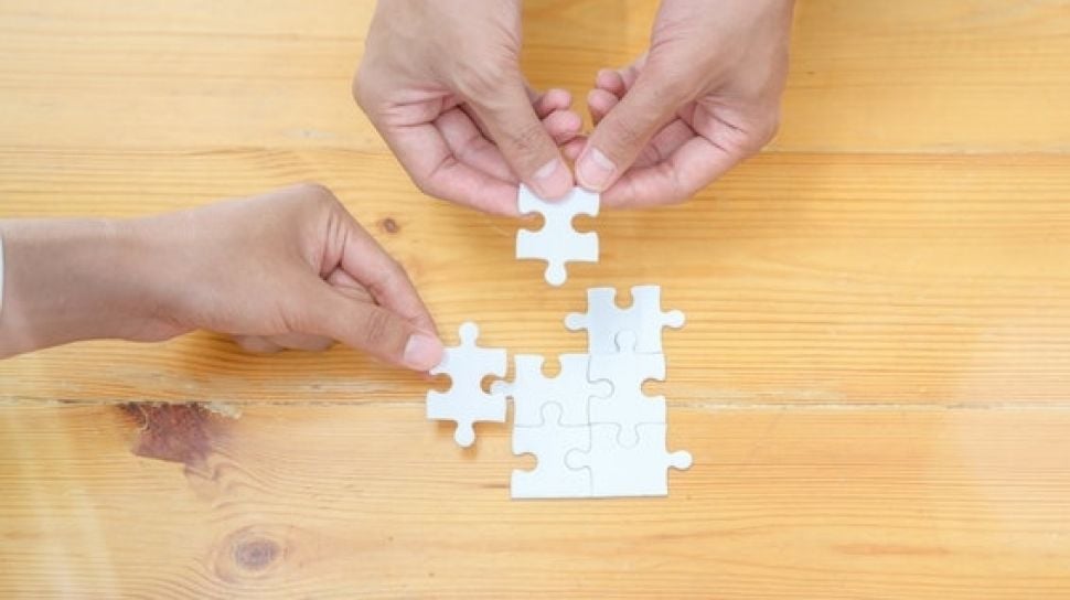 membaca dan puzzle sebagai hobi murah untuk mengurangi stres